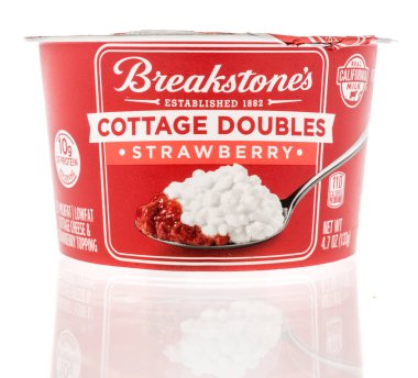 Winneconne, WI -30 Ocak 2021: Bir Breakstone kulübesi paketi izole bir arkaplanda peyniri ikiye katladı.