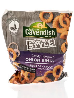 Winneconne, WI -30 Ocak 2021: Bir paket Les Cavendish çiftliği izole edilmiş arka planda gevrek soğan halkaları.