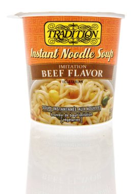 Winneconne, WI -30 Ocak 2021: İzole bir zemin üzerinde Geleneksel hazır şehriye çorbası paketi.