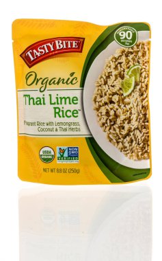 Winneconne, WI -30 Ocak 2021: İzole edilmiş arka planda bir paket Lezzetli organik Tayland limonlu pirinç.