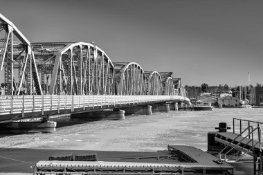 Sturgeon Bay Wisconsin 'deki tarihi basküle köprüsü kış boyunca kar ve buzla kaplı.