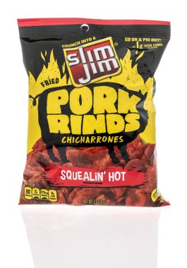 Winneconne, WI -6 Şubat 2021: İzole edilmiş arka planda bir paket Slim Jim domuz derisi.