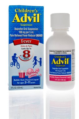 Winneconne, WI -6 Şubat 2021: İzole edilmiş bir arkaplanda ağrı kesici ilaç paketi.