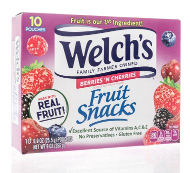 Winneconne, WI -17 Şubat 2021: İzole bir arka planda Welches böğürtlenleri ve vişneli atıştırmalıklar paketi.