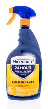 Winneconne, WI - 3 Mart 2021: İzole edilmiş bir arka planda mikrop temizleyici sprey sprey paket.