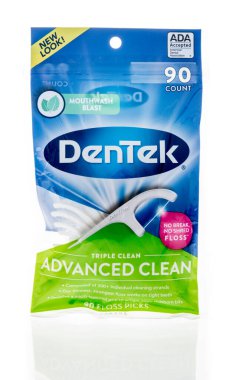 Winneconne, WI - 4 Mart 2021: Bir Dentek diş ipi paketi izole bir arkaplan seçer.