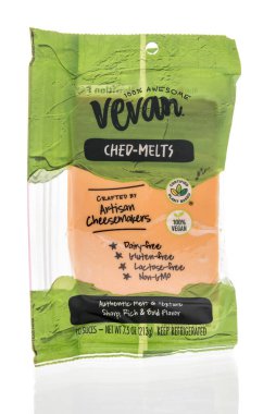 Winneconne, WI - 10 Mart 2021: Bir paket Vevan mozza peyniri izole bir zeminde eriyor