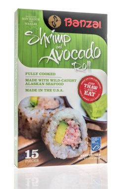 Winneconne, WI - 19 Mart 2021: İzole bir zemin üzerinde Banzai karides ve avokado rulosu paketi