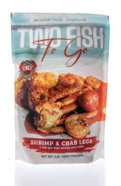 Winneconne, WI - 19 Mart 2021: İzole bir arka planda yengeç bacağı ve karides için iki balık paketi