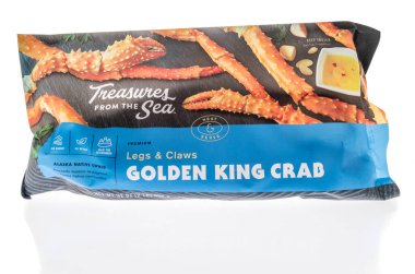 Winneconne, WI - 19 Mart 2021: Denizlerin altın kral yengeç bacaklarından izole edilmiş bir paket