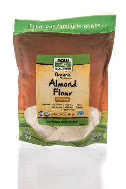 Winneconne, WI - 27 Mart 2021: İzole edilmiş bir zemin üzerinde Şimdi gerçek gıda badem unu paketi