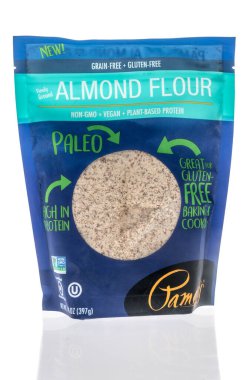 Winneconne, WI - 27 Mart 2021: İzole edilmiş bir arkaplanda bir paket Pamelas badem unu