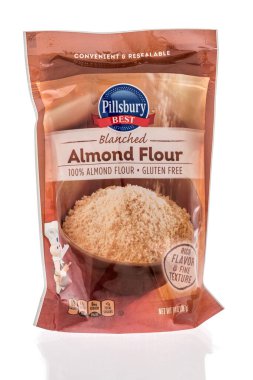 Winneconne, WI - 27 Mart 2021: Bir paket Pillsbury en iyi badem unu izole bir zemin üzerinde