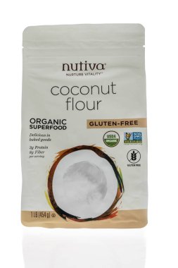 Winneconne, WI - 27 Mart 2021: İzole edilmiş bir arkaplanda Nutiva hindistan cevizi unu paketi