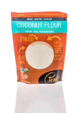 Winneconne, WI - 27 Mart 2021: İzole edilmiş bir arkaplanda Pamelas hindistan cevizi unu paketi