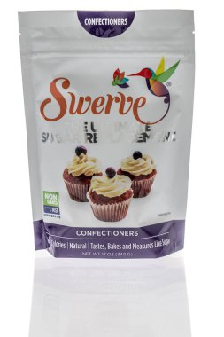 Winneconne, WI - 27 Mart 2021: İzole edilmiş bir arkaplanda Swerve Şekerleme Paketi