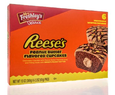 Winneconne, WI - 27 Mart 2021: Bir paket Bayan Freshleys Reeses keki izole bir arka planda.