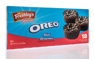 Winneconne, WI - 27 Mart 2021: Bir paket Bayan Freshleys Oreo çikolatalı kek