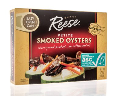 Winneconne, WI - 31 Mart 2021: Bir paket Reese petite izole edilmiş arka planda istiridye tüttürdü