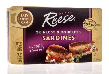 Winneconne, WI - 31 Mart 2021: Bir paket Reese derisiz ve kemiksiz sardalya
