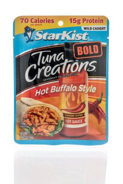 Winneconne, WI - 31 Mart 2021: İzole edilmiş bir arka planda Starkist ton balığı yaratma paketi