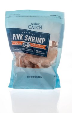 Winneconne, WI - 7 Nisan 2021: Bir paket All Catch Key Pembe Karides ıssız bir arka planda yakalandı