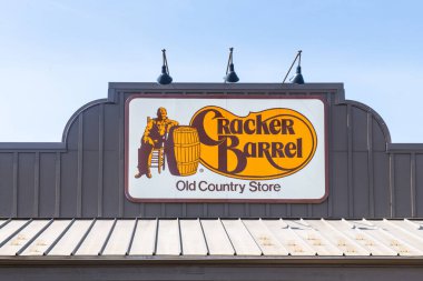 Germantown, WI - 7 Nisan 2021: Cracker Barrel eski bir taşra tabelası.