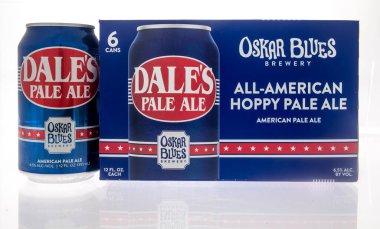 Winneconne, WI - 7 Nisan 2021: İzole edilmiş arka planda altı paket Oskar Blues Dales birası