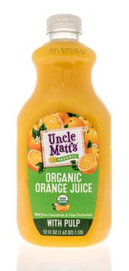 Winneconne, WI - 7 Nisan 2021: İzole bir arkaplanda bir şişe organik portakal suyu