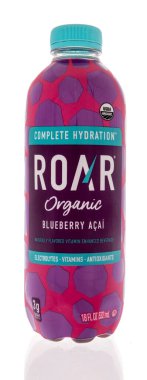 Winneconne, WI - 15 Nisan 2021: İzole edilmiş arka planda bir şişe Roar organik içeceği