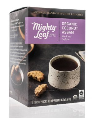 Winneconne, WI - 15 Nisan 2021: İzole bir arka planda Mighty Leaf çay içeceği paketi