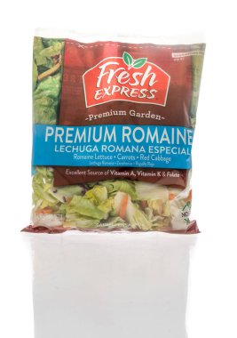 Winneconne, WI - 15 Nisan 2021: İzole edilmiş bir arkaplanda Taze Ekspres Premium Romaine salatası paketi