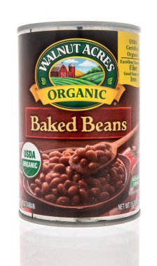 Winneconne, WI - 15 Nisan 2021: İzole bir arkaplanda organik fasulye konservesi