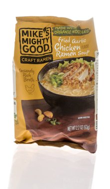 Winneconne, WI - 15 Nisan 2021: İzole edilmiş arka planda çok iyi bir ramen çorbası paketi