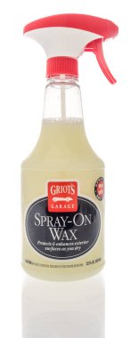 Winneconne, WI - 18 Nisan 2021: İzole edilmiş bir arkaplanda bir şişe Griot Garaj spreyi