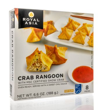Winneconne, WI - 22 Nisan 2021: İzole edilmiş bir arkaplanda Royal Asia Crab Rangoon paketi
