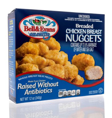 Winneconne, WI - 22 Nisan 2021: Bir paket Bell ve Evans kızarmış tavuk göğsü külçeleri izole bir arka planda