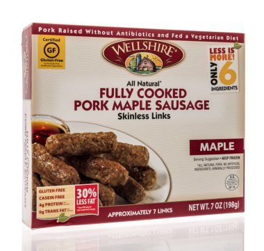 Winneconne, WI - 22 Nisan 2021: İzole edilmiş arka planda tam pişmiş Wellshire domuz akçaağaç sosisi paketi