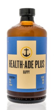 Winneconne, WI - 22 Nisan 2021: Bir şişe Health Ade artı izole bir arka planda mutlu bir kombu çayı