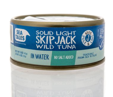 Winneconne, WI - 22 Nisan 2021: Bir paket Deniz Masalı sağlam ışık atlaması izole edilmiş arka planda Jack Wild Tuna