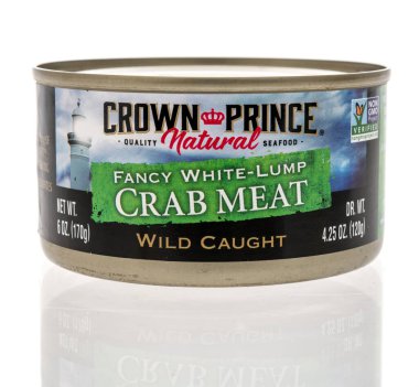 Winneconne, WI - 22 Nisan 2021: Veliaht Prens 'in izole edilmiş arka planda beyaz yumru yengeç eti paketi