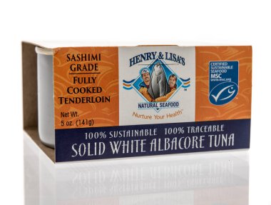 Winneconne, WI - 22 Nisan 2021: Bir paket Henry ve Lisa Albacore yabani ton balığı izole edilmiş arka planda