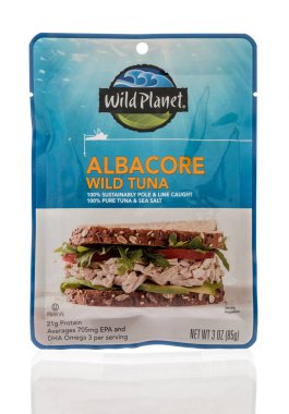 Winneconne, WI - 22 Nisan 2021: İzole edilmiş arka planda bir Vahşi Albacore Gezegeni vahşi ton balığı paketi