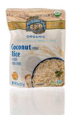 Winneconne, WI - 22 Nisan 2021: İzole bir arka planda Lundberg ailesinin hindistan cevizi pilavı paketi