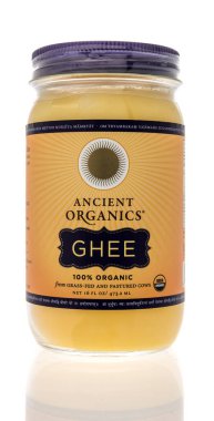 Winneconne, WI - 22 Nisan 2021: İzole edilmiş bir arkaplanda Antik organik ghee yağı paketi