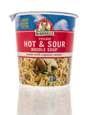 Winneconne, WI - 22 Nisan 2021: Dr. McDougalls tarafından izole edilmiş sıcak ve ekşi erişte çorbası paketi