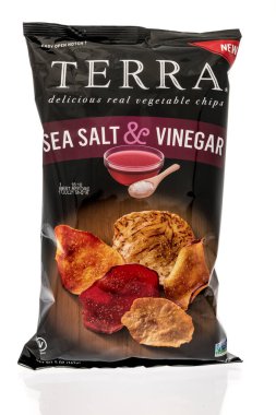 Winneconne, WI - 22 Nisan 2021: İzole edilmiş bir arkaplan üzerinde Terra çipleri paketi