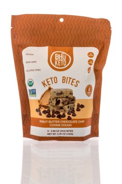 Winneconne, WI - 22 Nisan 2021: Bir paket BHU keto vegan keto izole bir arkaplanı ısırır