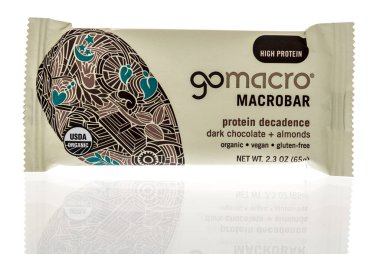 Winneconne, WI - 27 Nisan 2021: İzole edilmiş arka planda bir Go makro protein beslenme çubuğu paketi