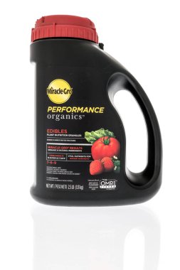Winneconne, WI - 16 Mayıs 2021: İzole bir arka planda Miracle gro performanslı organik bitkiler paketi